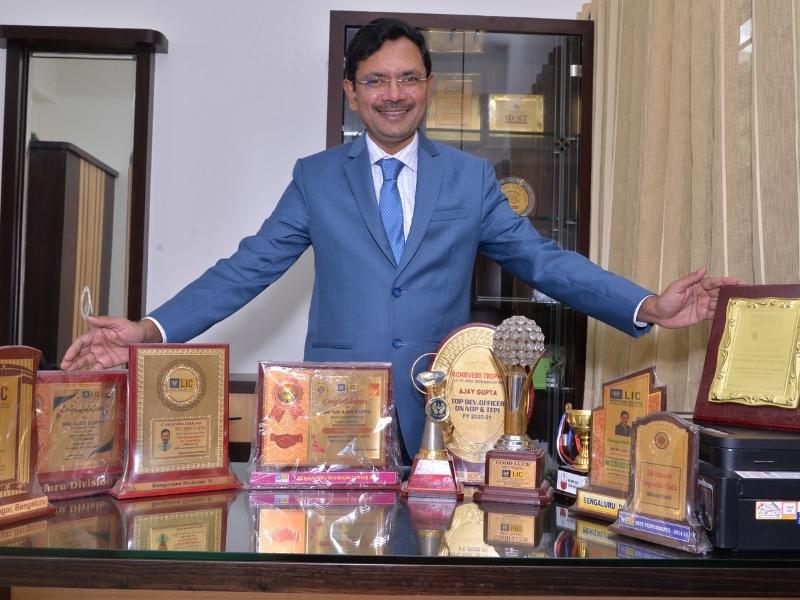 leader ajay gupta with Prizes